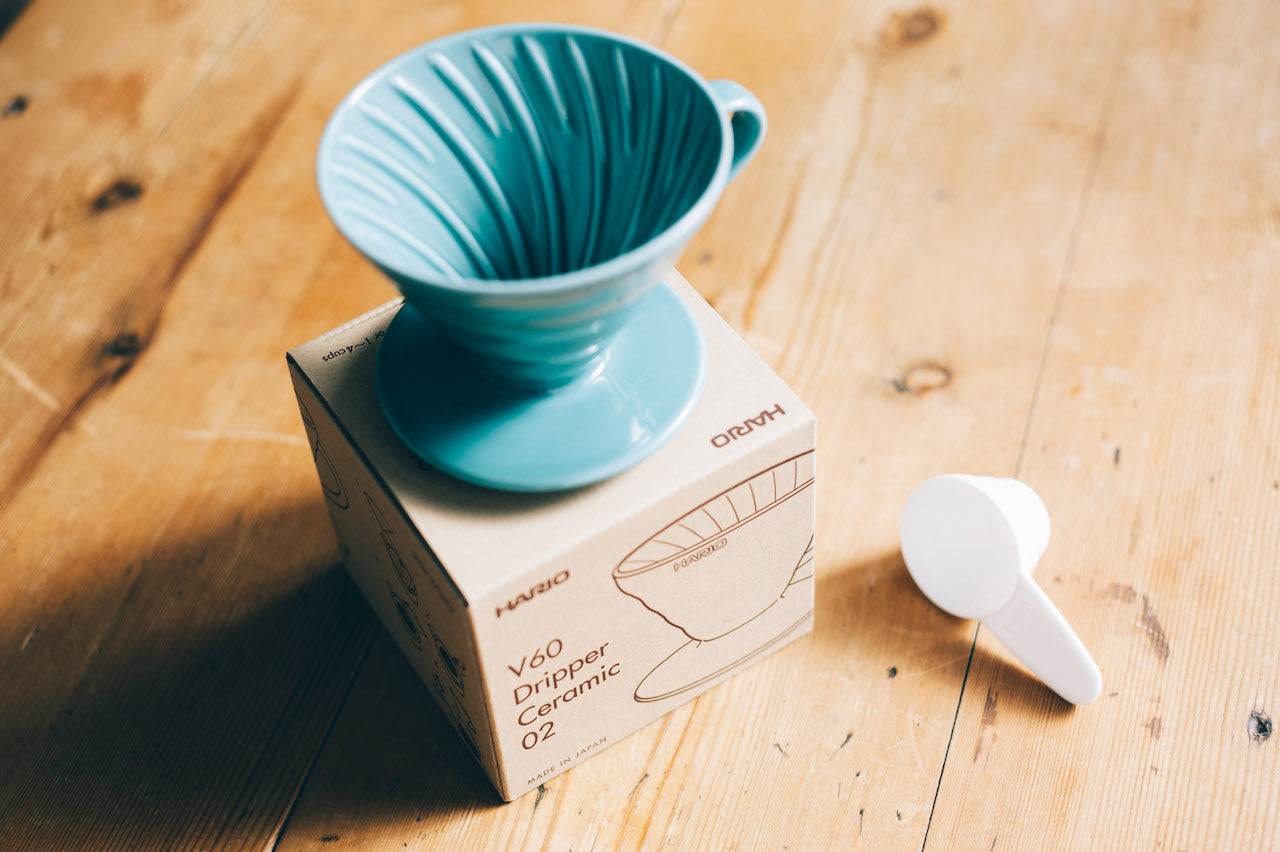 HARIO - Dripper V60 02 en céramique turquoise